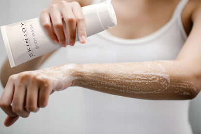 SKINJOY Body Wash – Moisturizing Natural Cleanser for Dry & Sensitive Skin with Aloe, Chamomile & Vitamin B5 (8.5oz)